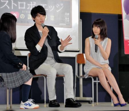 女子高生を相手に“恋の課外授業”を行った福士蒼汰と有村架純＝品川エトワール女子高等学校