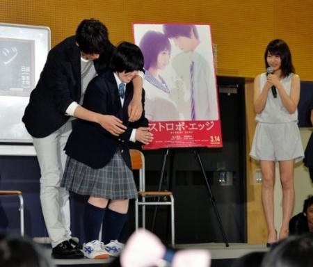 映画の中の“胸キュン”シーンを女子高生相手に再現する福士蒼汰＝品川エトワール女子高等学校（撮影・田村亮介）