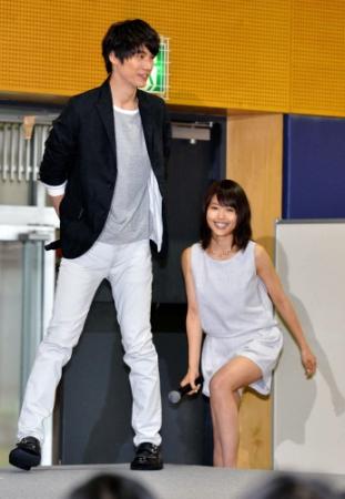 女子高生を相手に“恋の課外授業”を行った福士蒼汰と有村架純＝品川エトワール女子高等学校