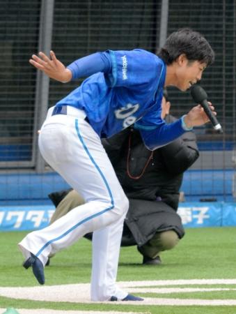 雨天中止となり、お笑い芸人の８，６秒バズーカーのネタ「ラッスンゴレライ」のものまねをするＤｅＮＡ・桑原将志＝ＱＶＣ（撮影・堀内翔）