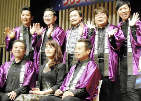 舞台「プリティウーマンの勝手にボディガードの製作発表会見に登場した（下段左から）渡辺正行、大地真央、三宅裕司（上段左から）深沢邦之、春風亭昇太、ラサール石井、小倉久寛、東貴博＝東京・有楽町のニッポン放送イマジンスタジオ