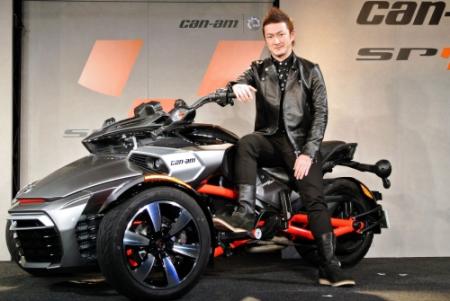 ３輪モーターサイクルに座ってポーズを決める中村獅童＝東京・恵比寿