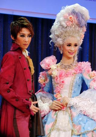 　月組トップスターの龍真咲（左）と娘役トップ・愛希れいか＝第一ホテル東京