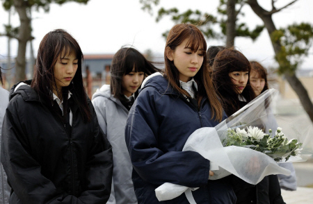 　献花する小嶋陽菜（中央）らメンバー福島県相馬市