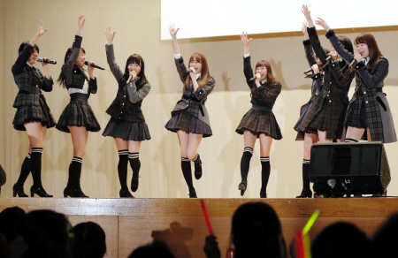 　パフォーマンスする小嶋陽菜（左から４番目）ら＝福島・相馬市