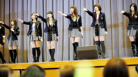 　パフォーマンスする柏木由紀（左から４番目）ら＝宮城・南三陸市