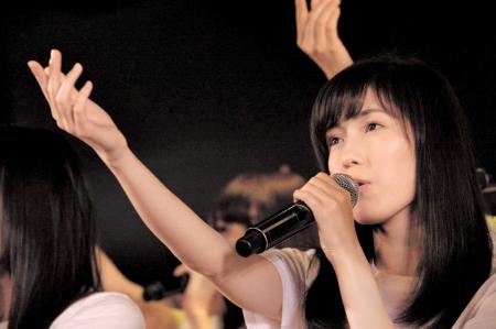 　心を込めて歌う渡辺麻友＝東京・秋葉原のＡＫＢ４８劇場