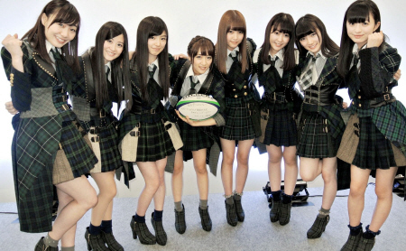 　ラグビーボールに復興への願いを込めてスクラムを組む高橋みなみ（左から４人目）らＡＫＢ４８グループのメンバー＝岩手・釜石