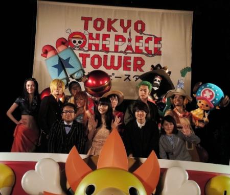 会見した天野ひろゆき、松井愛莉、神木隆之介、福田彩乃（前列左から）と、アニメのキャラクターたち＝東京プリンスホテル
