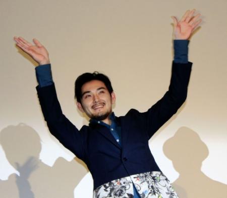 「ラッスン」ネタは拒否するも、観客に手を振って応える松田龍平＝大阪市内