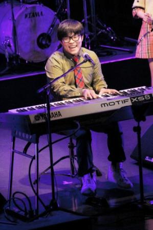 ゲストを招いたステージでご機嫌に歌うさかいゆう＝東京・六本木