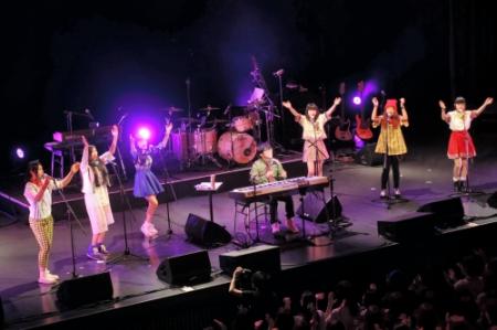 Ｌｉｔｔｌｅ　Ｇｌｅｅ　Ｍｏｎｓｔｅｒと歌声を響かせるさかいゆう（中央）＝東京・六本木