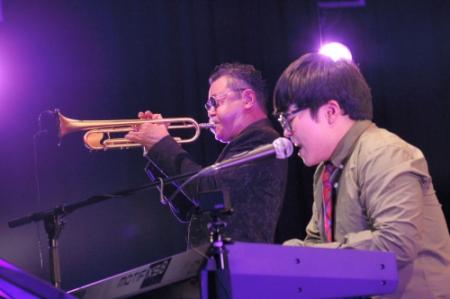 初共演のステージでセッションする日野皓正（左）とさかいゆう＝東京・六本木