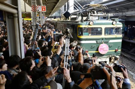 　大勢のファンが見守る中、ＪＲ大阪駅に到着した豪華寝台特急「トワイライトエクスプレス」の最終列車　