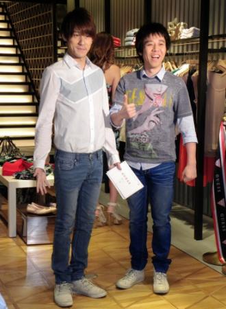 オープニングセレモニーに登場したスマイルの瀬戸洋祐（左）とウーイェイよしたか＝大阪市中央区の「ＧＵＥＳＳ　心斎橋」