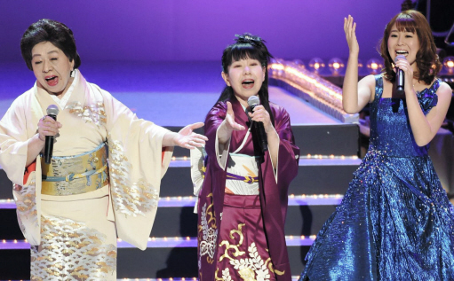 世代を越えて共演し「東京のバスガール」を歌う（左から）初代、二代目、三代目コロムビア・ローズ＝東京都内