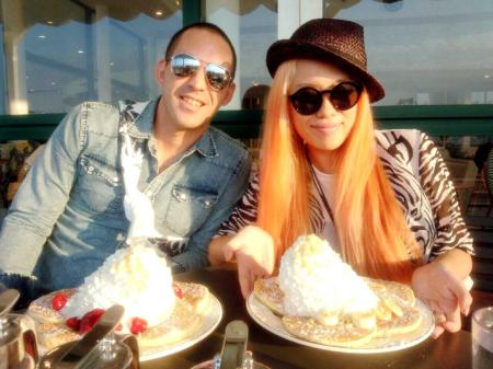 　結婚祝いで人気のパンケーキを食べるＭｅｔｉｓ（右）と夫のヨハンさん＝都内