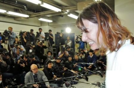 大勢の報道陣の前で離婚を報告したスザンヌ＝東京・大橋