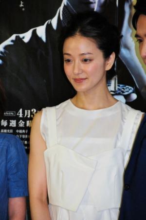 結婚後、初の公の場で幸せな笑顔を見せた中越典子＝東京・ＮＨＫ