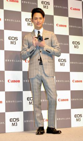 　お気に入りのキヤノン「ＥＯＳＭ３」を手にした妻夫木聡＝東京・丸の内