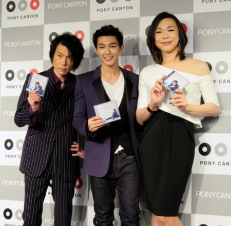 新曲をアピールする（左から）ＴＡＫＵＹＡ、アーロン、ミッツ・マングローブ＝東京・虎ノ門