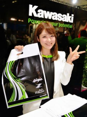 Ｋａｗａｓａｋｉブースで受付をする神崎まなみ