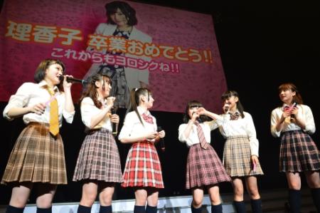 高校卒業を祝福するサプライズの演出に涙する井上理香子（右から３人目）＝東京・赤坂ＢＬＩＴＺ（撮影・村中拓久）
