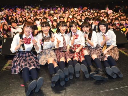 ファンといっしょに井上理香子（左から３人目）の高校卒業を祝福する（左から）藤田みりあ、下村実生、伊藤萌々香、林田真尋、野元空＝東京・赤坂ＢＬＩＴＺ（撮影・村中拓久）