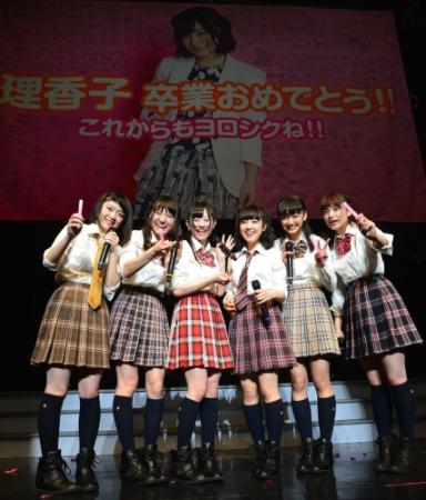 井上理香子（右から３人目）の高校卒業を祝福する（左から）野元空、林田真尋、伊藤萌々香、下村実生、藤田みりあ＝東京・赤坂ＢＬＩＴＺ（撮影・村中拓久）