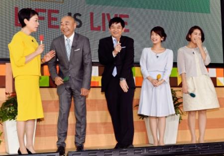 「直撃ＬＩＶＥグッディ！」に出演する（左から）安藤優子、高橋克実。「みんなのニュース」に出演する伊藤利尋、生野陽子、椿原慶子＝東京・台場のフジテレビ（撮影・佐々木彰尚）