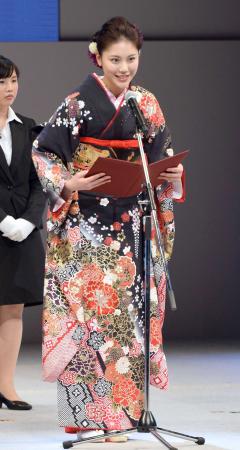 あでやかな着物姿で受賞者を発表する水沢エレナ＝東京・浅草公会堂（撮影・村中拓久）