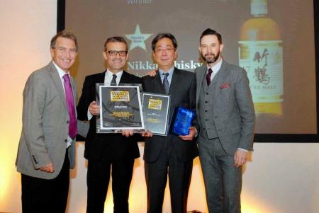 　ワールド・ウイスキー・アワード２０１５授賞式で笑顔を見せるニッカウヰスキーチーフブレンダーの佐久間正氏（右から２人目）
