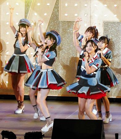　新曲「１２秒」を初披露したＨＫＴ４８。（前列左から）宮脇咲良、指原莉乃、兒玉遥＝沖縄県宜野湾市