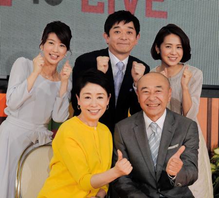 　「グッディ！」に出演する（前列左から）安藤優子キャスター、高橋克実。「みんなのニュース」に出演する（後列左から）フジテレビ・生野陽子アナ、伊藤利尋アナ、椿原慶子アナ＝東京・台場のフジテレビ（撮影・佐々木彰尚）