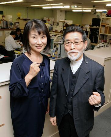 　デイリースポーツを訪れた灘麻太郎氏（右）と歌手・綾夏さくら