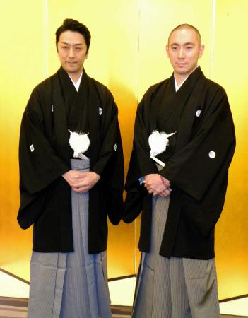 　取材会を行った市川海老蔵（右）と市川九團次＝大阪市内