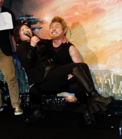 必死でアジアン・馬場園梓をお姫様だっこするＮＯＮ　ＳＴＹＬＥ・井上裕介＝東京・内幸町のワーナー・ブラザース映画試写室