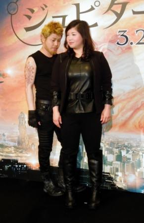 映画のキャラクターに成り切って登場したＮＯＮ　ＳＴＹＬＥ・井上裕介（左）とアジアン・馬場園梓＝東京・内幸町のワーナー・ブラザース映画試写室