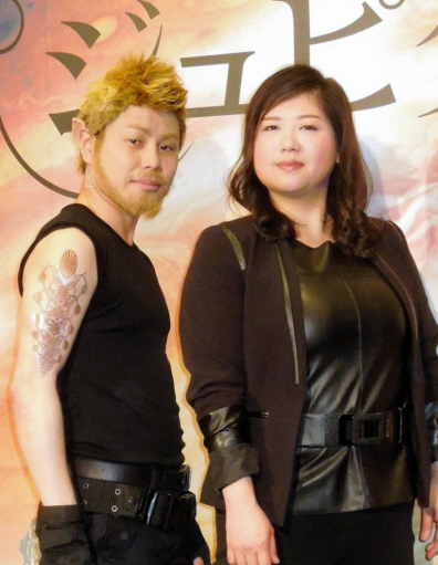 映画のキャラクターに成り切って登場したＮＯＮ　ＳＴＹＬＥ・井上裕介（左）とアジアン・馬場園梓＝東京・内幸町のワーナー・ブラザース映画試写室