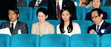 　映画「風に立つライオン」を鑑賞されるため、映画館を訪れた秋篠宮妃紀子さまと次女の佳子さま。右は原作者のさだまさしさん、左は主演の大沢たかおさん＝23日午後、東京都内（代表撮影）