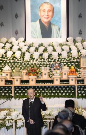 　桂米朝さんの通夜で、あいさつする人形浄瑠璃文楽太夫の竹本住大夫さん＝24日夜、大阪府吹田市