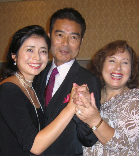 次女の勝野雅奈恵（左）が結婚した勝野洋・キャシー中島＝２０１０年９月１８日