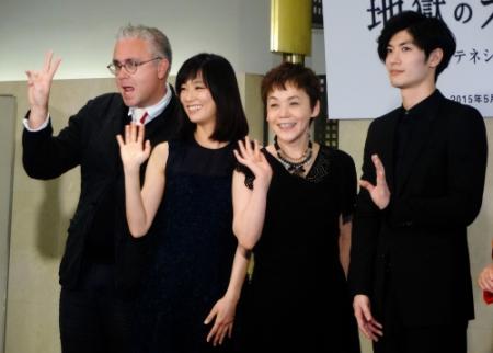 会見に登場した（左から）フリップ・ブリーン氏、水川あさみ、大竹しのぶ、三浦春馬＝東京・渋谷