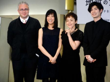 会見に登場した（左から）フリップ・ブリーン氏、水川あさみ、大竹しのぶ、三浦春馬＝東京・渋谷