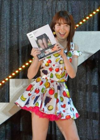 写真集を手に突然ライブに参加した小嶋陽菜＝さいたまスーパーアリーナ（撮影・堀内翔）