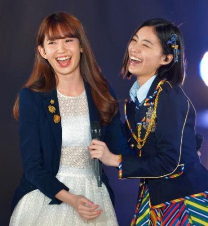 松井珠理奈（右）と飛び入り参加の小嶋陽菜＝さいたまスーパーアリーナ（撮影・堀内翔）