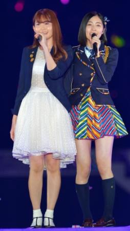 松井珠理奈（右）と飛び入り参加の小嶋陽菜＝さいたまスーパーアリーナ（撮影・堀内翔）