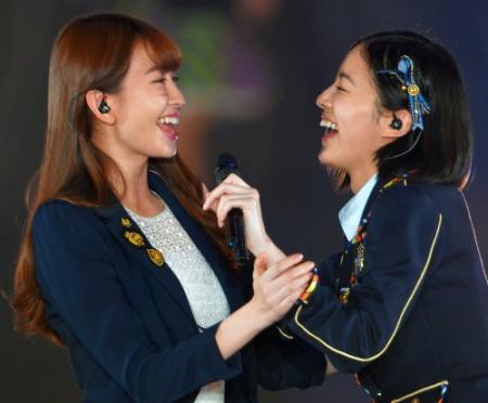 松井珠理奈（右）と飛び入り参加の小嶋陽菜＝さいたまスーパーアリーナ（撮影・堀内翔）