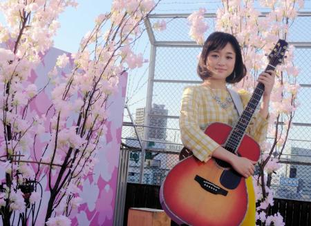 　桜の中、ライブを行った大原櫻子