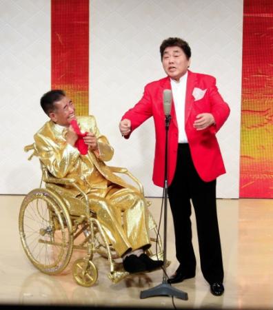 “純金車椅子”でコンビ漫才を再開した横山たかし（左）と相方のひろし＝大阪・道頓堀角座